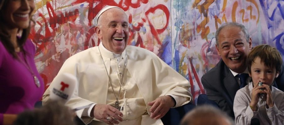 La felicità di Papa Francesco spopola su Facebook